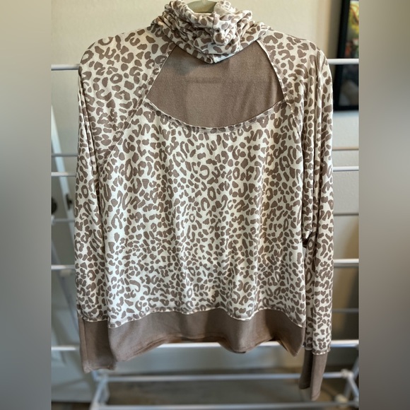 Lightweight animal print Hoodie. Lots of style in cream and tan - Picture 2 of 5